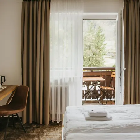 Pension Baranekhof - Just One Ski Bus Stop From Kitzsteinhorn Ski Resort 3*